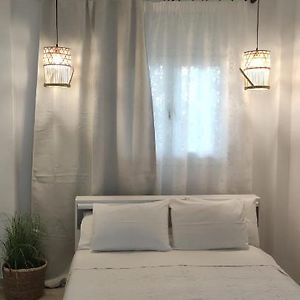 Großes Zimmer mit Kingsize-Bett